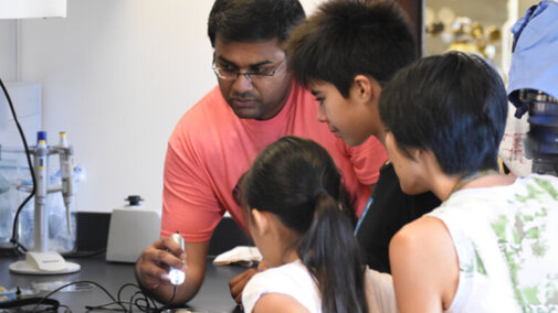 Suresh giving hands-on demonstration at BugFest